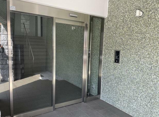 調布市佐須町５丁目の賃貸マンションのエントランス