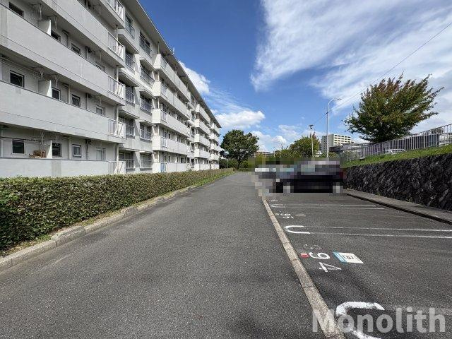 泉北竹城台１丁13号棟の駐車場