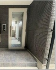 ジーメゾン埼玉本郷町プリミアのエントランス