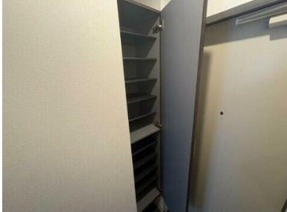 ジーメゾン埼玉本郷町プリミアの玄関