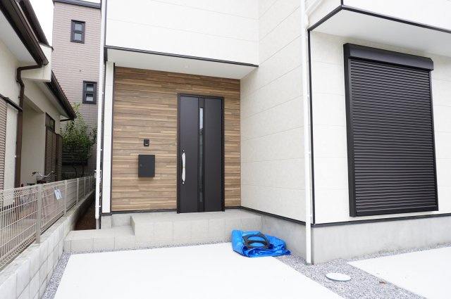 越谷市大字大林 新築分譲住宅の玄関