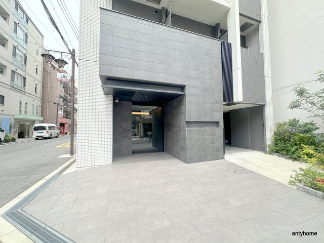 ファーストフィオーレ九条のエントランス