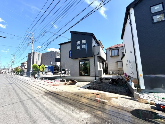越谷市宮本町９期１号棟　新築戸建の外観|引き渡しに向け最終の美装工程へ。いつでもお客様をお迎えできる準備が整いつつある最新現場です。