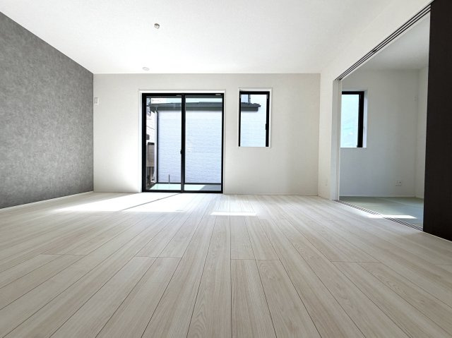 越谷市宮本町９期１号棟　新築戸建の外観|外観デザインが姿を現し完成まであと一歩。スタイリッシュで美しい佇まいを足場が外れて初披露です。