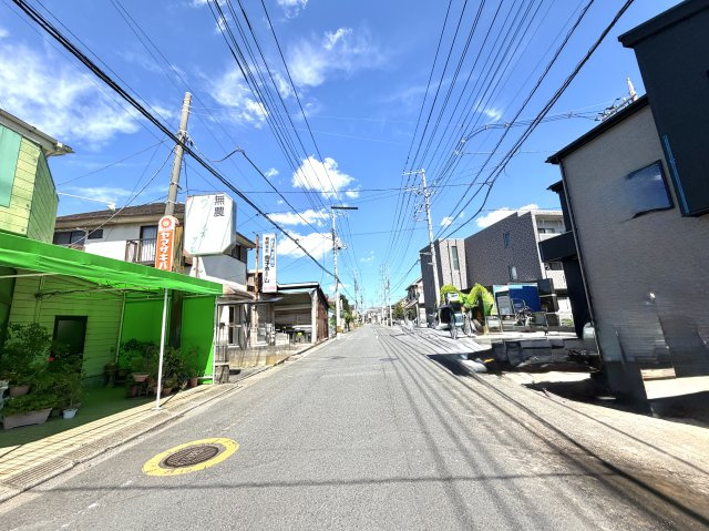 越谷市宮本町９期１号棟　新築戸建の前面道路含む現地写真|風の抜け道と太陽の恵みをフルに活かせる２方接道。建物の魅力をより一層引き立てる恵まれた環境です。