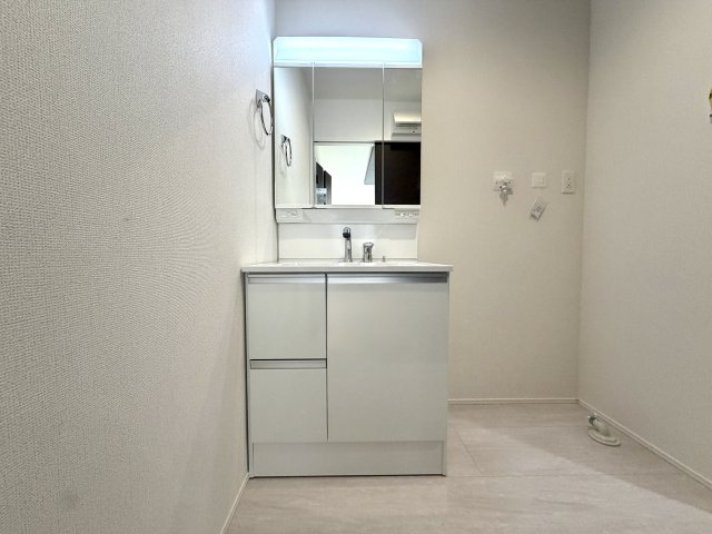 越谷市宮本町９期１号棟　新築戸建の前面道路含む現地写真|角地ならではの良好な風通りと日当たりを実現。街並みの中でも存在感が際立つ洗練されたポジションです。