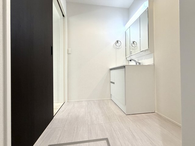 越谷市宮本町９期１号棟　新築戸建の前面道路含む現地写真|２方向の道路に面した開放感あふれる敷地。陽当たり・風通しともに恵まれ、明るく快適な住まいが叶います。