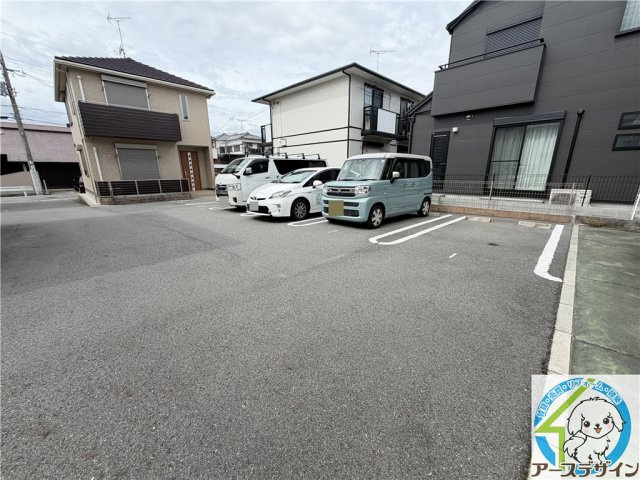 ハイツラポートの駐車場