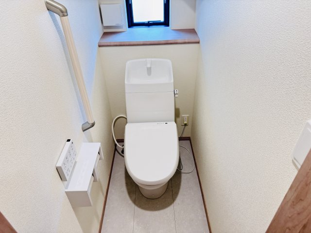 松戸市五香４丁目新築戸建【高木第二小学校：6分】のトイレ|温水洗浄暖房便座つきトイレ