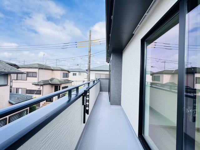 松戸市五香４丁目新築戸建【高木第二小学校：6分】のバルコニー|南向きワイドバルコニー・日当たり良好♪