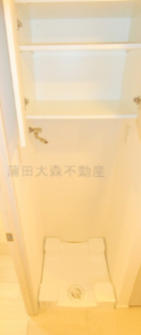 アプリーレ池上の設備|吊戸棚付きの室内洗濯機置場
