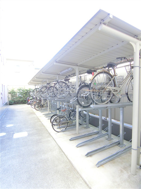 アプリーレ池上のその他共用部分|屋根付きラック式の駐輪場　空き状況等詳細はお問合せください。