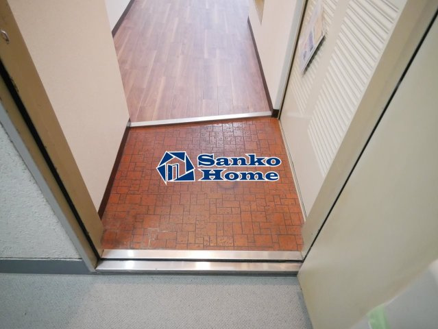 上野アビタシオンの玄関