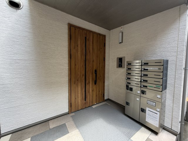 クリエオーレ東大物町のエントランス