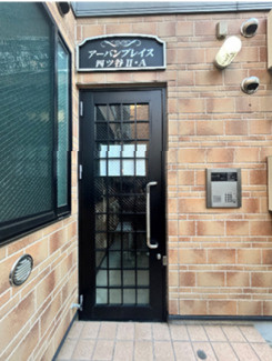 新宿区四谷坂町のアパートのエントランス
