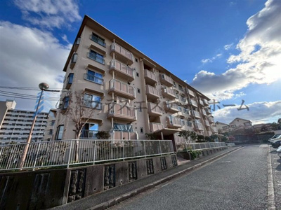 【外観】 | 落合1団地116号棟 | 〇2面バルコニーで通風・採光良好♪
〇キッチン横にバルコニーがあるので毎日のごみ捨ても楽々♪
