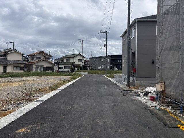 三木市志染町中自由が丘1丁目新築戸建2号棟の前面道路含む現地写真|2026年9月13日撮影