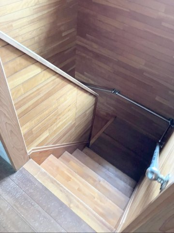 糟屋郡篠栗町大字乙犬 中古戸建の設備|手すり付きで上り下りにも配慮した階段です！