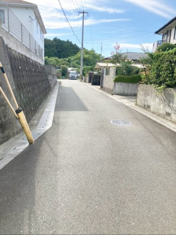 糟屋郡篠栗町大字乙犬 中古戸建の前面道路含む現地写真|前面道路幅員：4.5ｍ