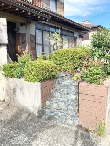 糟屋郡篠栗町大字乙犬 中古戸建の外観|手すりを備えた石張りの玄関アプローチ！