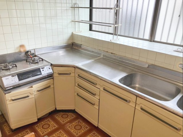 糟屋郡篠栗町大字乙犬 中古戸建のキッチン|窓付きで明るく換気も良好！気持ちよく料理ができますね！