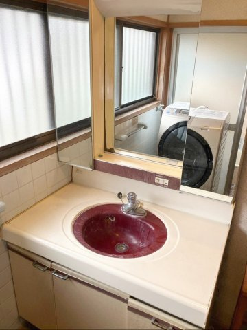 糟屋郡篠栗町大字乙犬 中古戸建の独立洗面台|三面鏡の使いやすい洗面化粧台です！