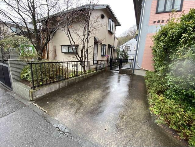 青葉荘B棟の駐車場