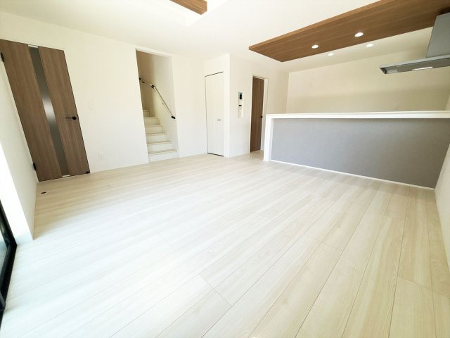 【居間・リビング】 | 三芳町藤久保　新築一戸建住宅　全1棟　（ふじみ野店） | ゆったりとしたリビングは家族の憩いの場にぴったりです