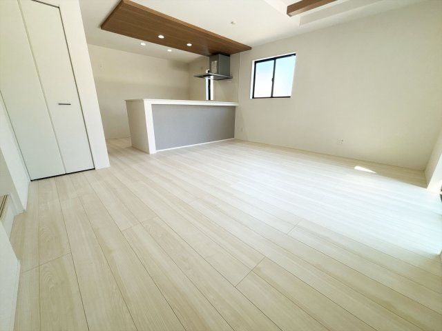 【居間・リビング】 | 三芳町藤久保　新築一戸建住宅　全1棟　（ふじみ野店） | 広いリビングでゆったりとお使いできます。