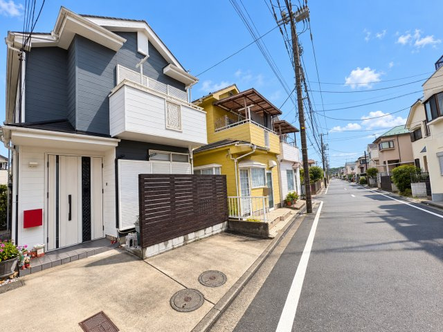 【外観】 | ◆瀬谷区南瀬谷１丁目　中古戸建◆ | ◆堂々たる趣ながら、主張し過ぎずどこか余裕を感じさせるシャープなフォルムで佇む邸宅は、晴天の空と照らし合わせる事で、本来あるべき完成形の姿を見せてくれます。