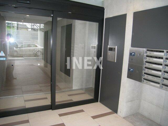 横浜市鶴見区潮田町１丁目の賃貸マンションのエントランス