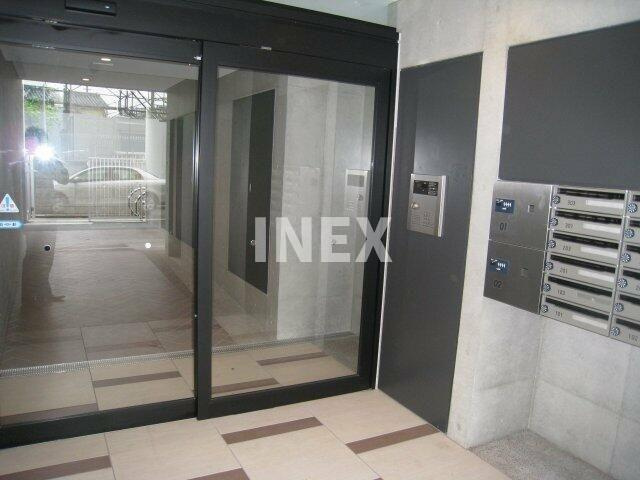 横浜市鶴見区潮田町１丁目の賃貸マンションのエントランス