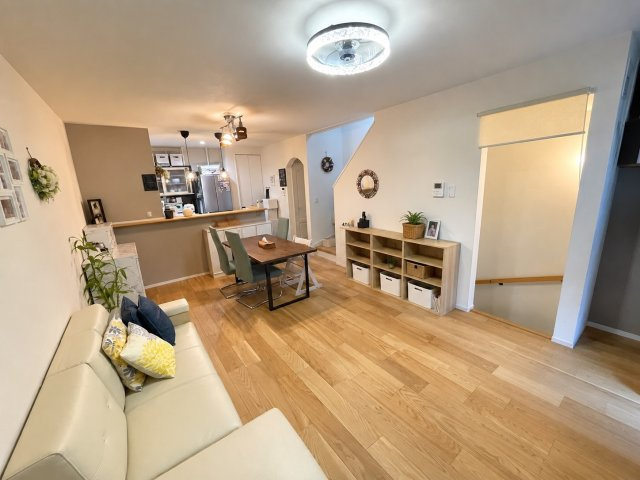 寝屋川市緑町 中古戸建の居間・リビング