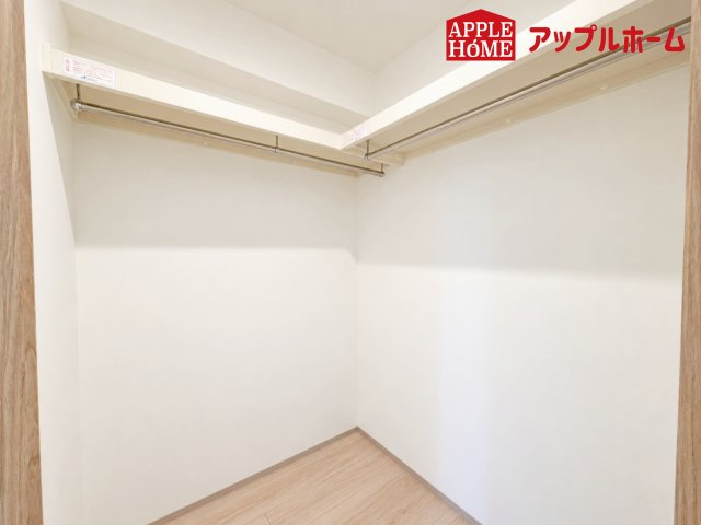 オーベル大宮・東宮原の収納|お洋服を大切にされる方に大変喜ばれる、ウォークインクローゼット。お洋服以外にも掃除機やスーツケースなどを一箇所に集約できるのは魅力ですね！扉が一箇所ですので、お部屋の見た目にもスッキリ！