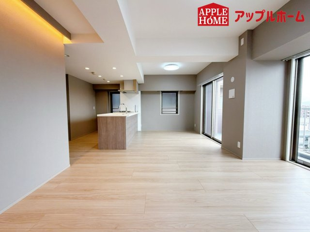オーベル大宮・東宮原の居間・リビング|明るい日差しがさすリビングは、家族の憩い空間。お庭を眺めながら、毎日話が弾みそうですね♪