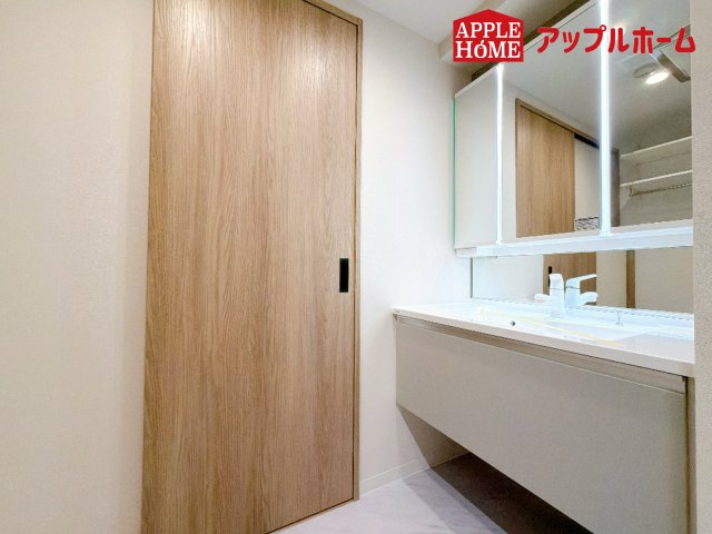 オーベル大宮・東宮原の独立洗面台|暮らしを快適にする三面鏡仕様の洗面化粧台。収納力と機能性に優れた使いやすい設備で、忙しい朝の身支度もスムーズに♪