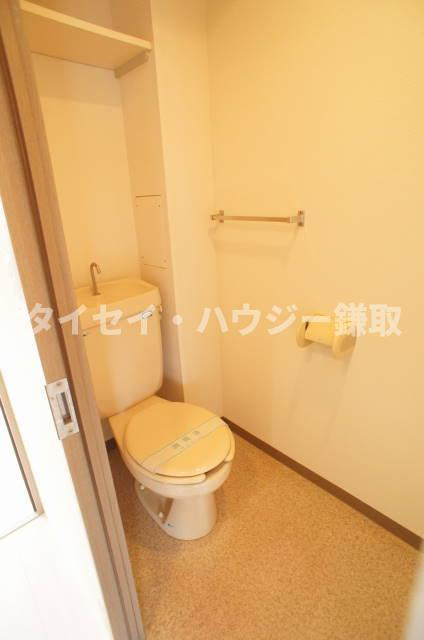 Ｋ’Ｓ　ＳＴＡＴＩＯＮのトイレ|上部に棚のあるトイレです☆