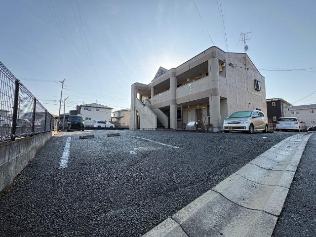 合志市須屋のアパートの駐車場|外観写真（昼）