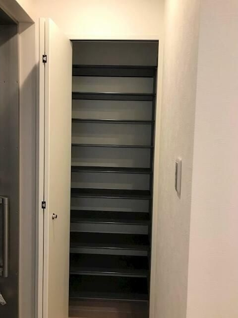 ハイツウエノウチの玄関|収納もある玄関です