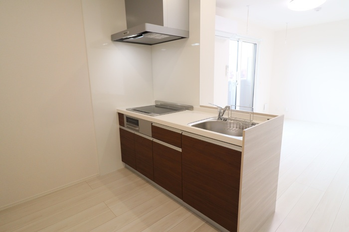D-Invest栄町のキッチン|対面システムキッチン（3口IH、グリル付き）