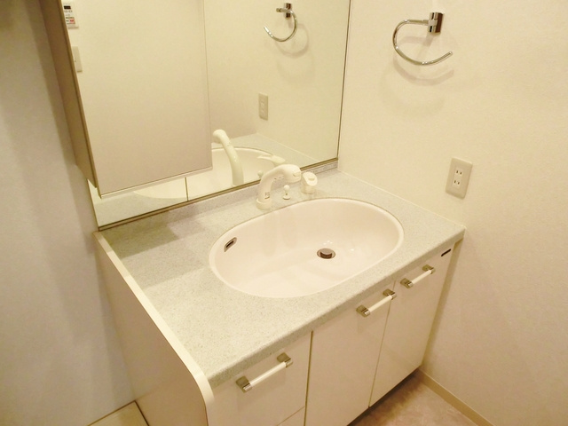 グランカーサ新小岩の洗面所|明るい洗面所です