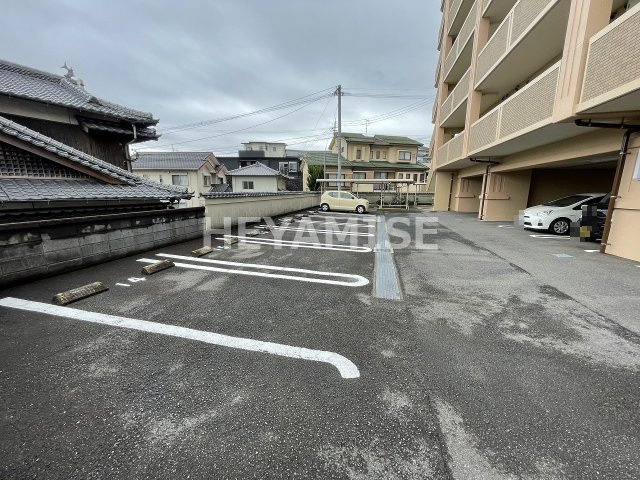 ステートリーマンション鷲崎の駐車場