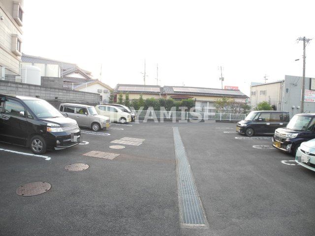 ステートリーマンション鷲崎の駐車場