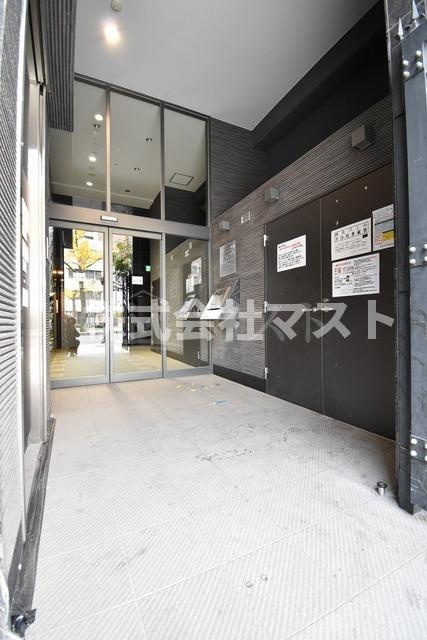 大阪市西区南堀江１丁目の賃貸マンションのエントランス