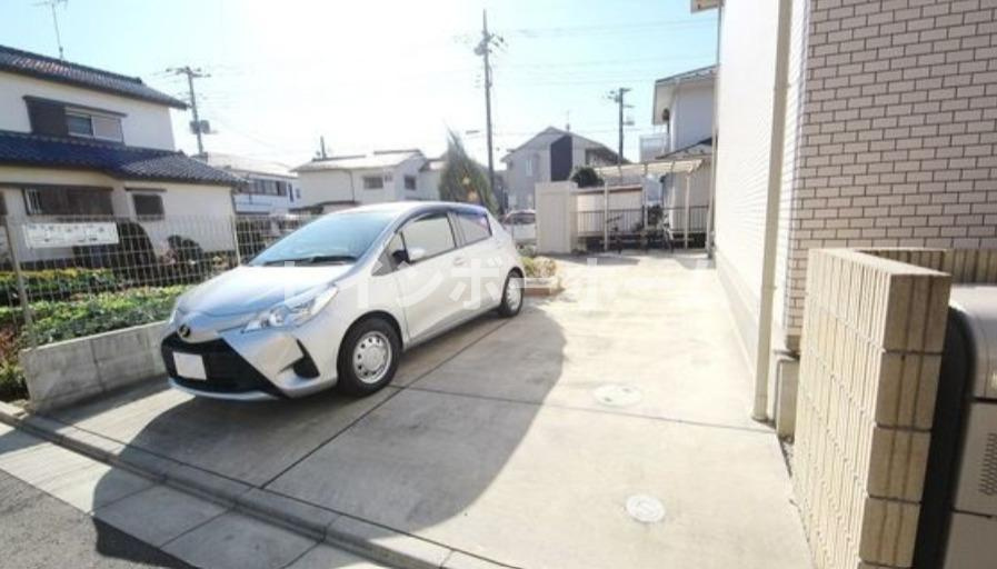 ロイヤルメゾンの駐車場