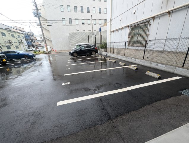 リヴィアス新大阪シエルの駐車場