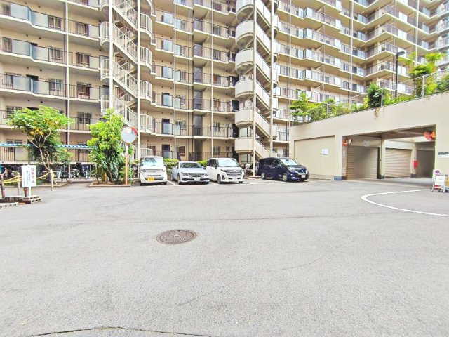 コスモシティ森林公園弐番館の駐車場