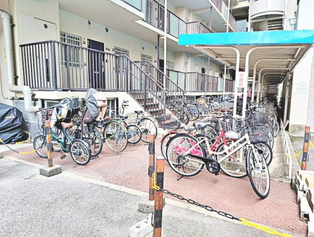 コスモシティ森林公園弐番館の駐輪場
