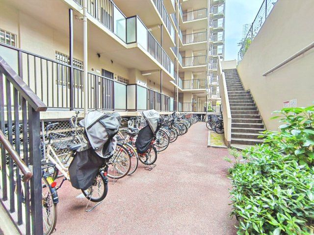 コスモシティ森林公園弐番館の駐輪場