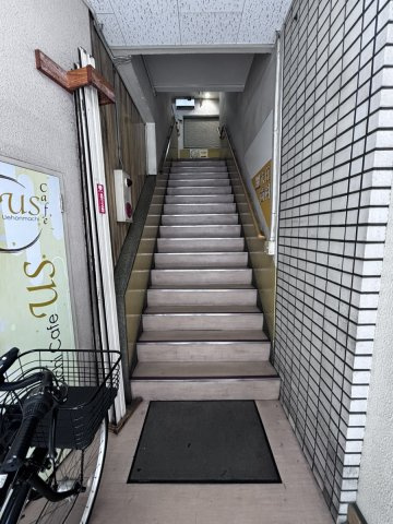 ニュー上六ビルのエントランス